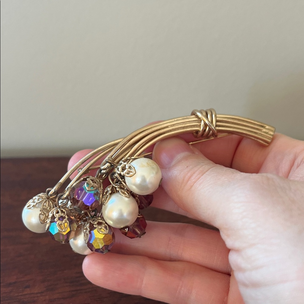 VINTAGE AB cha cha dangle brooch faux pearl gold tone filigree Brooch